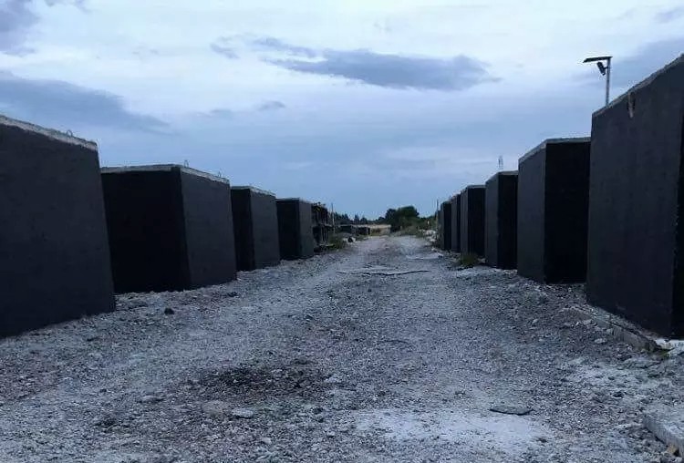 szamba betonowe ustawione na placu producenta