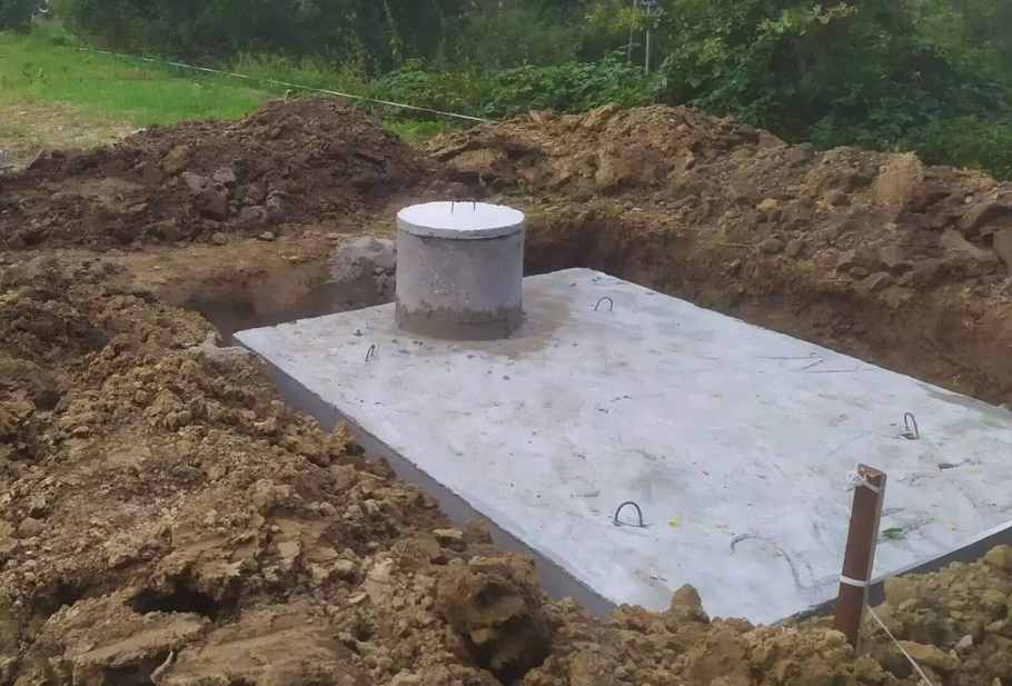 szambo betonowe w wykopie
