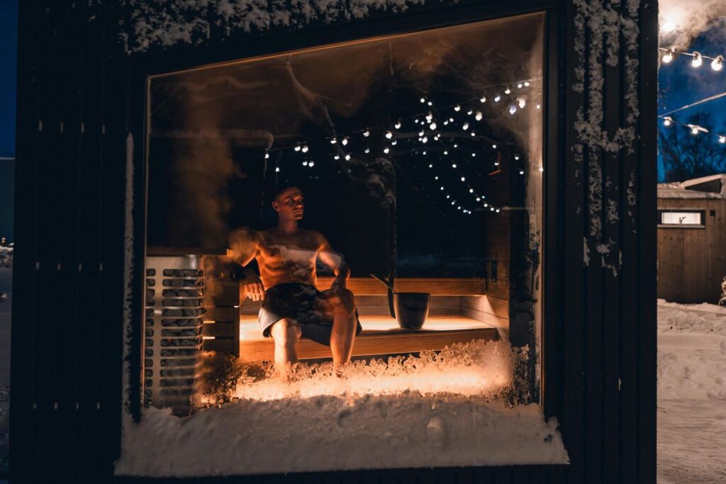 Sauna ogrodowa, jacuzzi i pergola – jak zaprojektować strefę relaksu na tarasie?