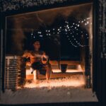 Sauna ogrodowa, jacuzzi i pergola – jak zaprojektować strefę relaksu na tarasie?